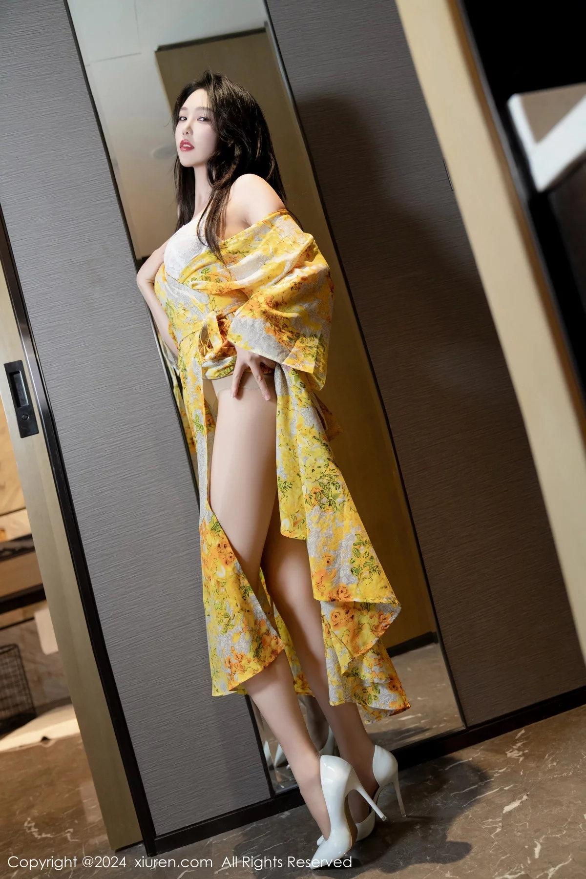 [XiuRen秀人网]第7981期_模特利世情节拍摄性感黄色连衣裙露白色蕾丝内衣完美诱惑写真99P