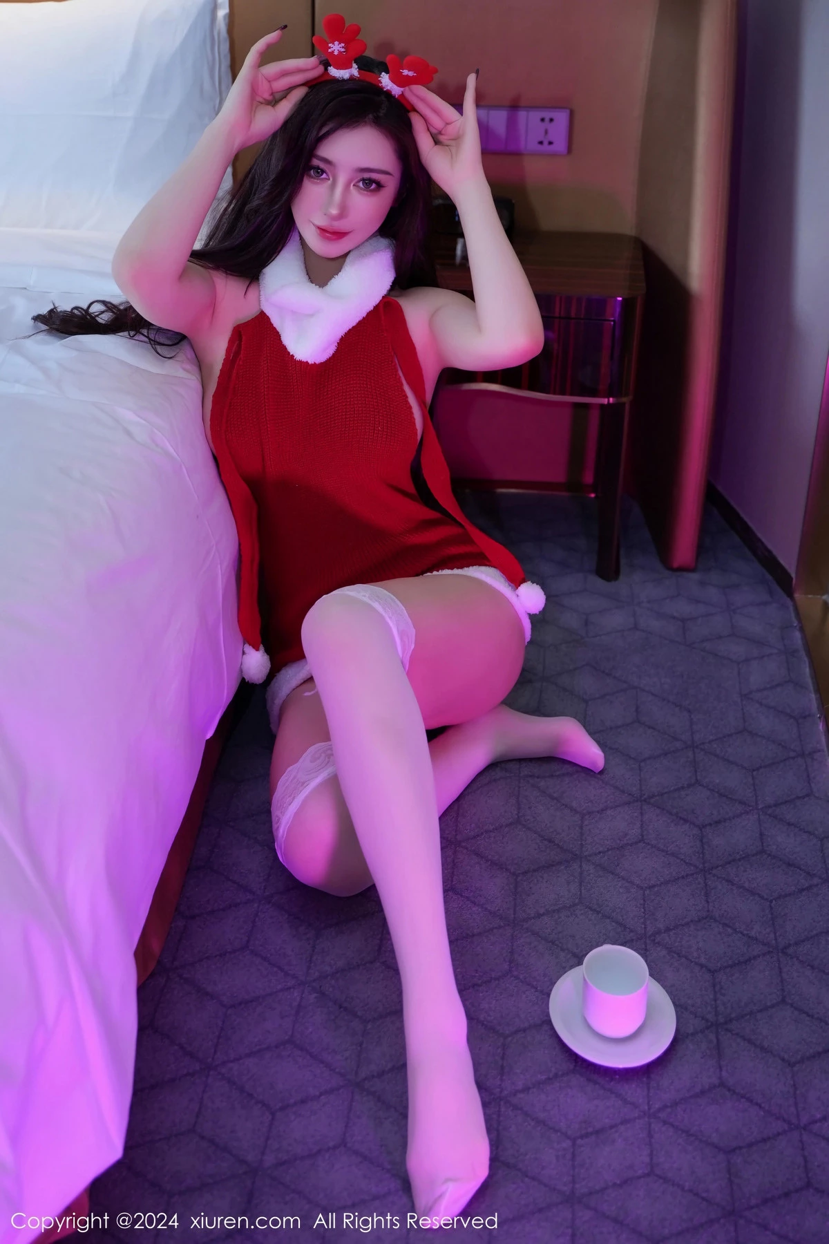 [XiuRen秀人网]第8114期_模特蕾蕾醒了没性感红色圣诞服饰配白丝袜秀丰满身材诱惑写真74P